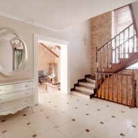 Wall with stone trim in the hallway of the house