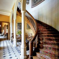 Decorating a wooden staircase with a carpet