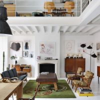 Living room in white with a high ceiling