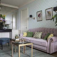 Sofa klasik dengan upholsteri lilac