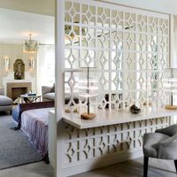 Lattice partition between the living room and the kitchen