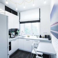 Light bulbs with wires on the ceiling of the kitchen