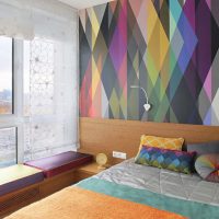 Mural dinding dengan corak geometri di dinding bilik tidur