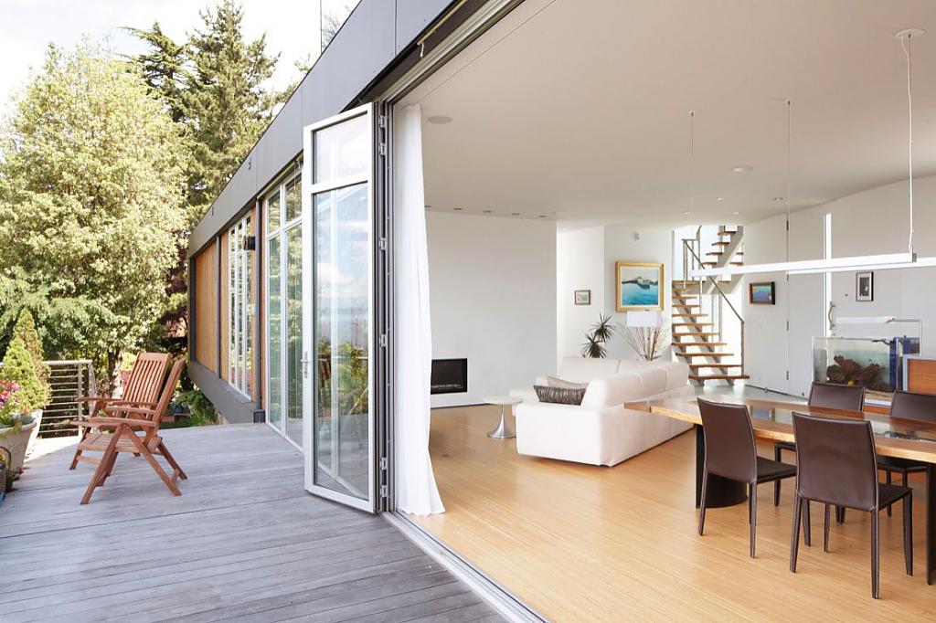 Living room with access to the outdoor terrace of the country house