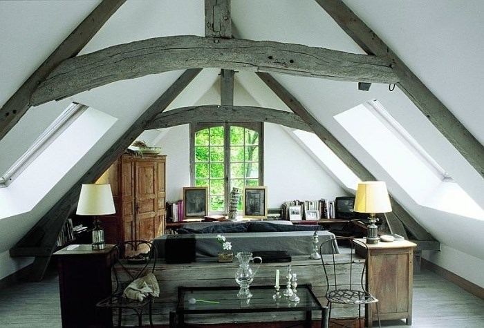 Gray beams on the ceiling of the attic living room