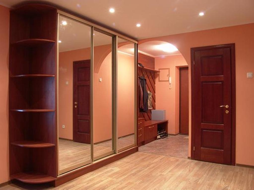 Direct wardrobe closet in the hallway interior