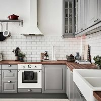 Dapur berbentuk L dengan countertop kayu