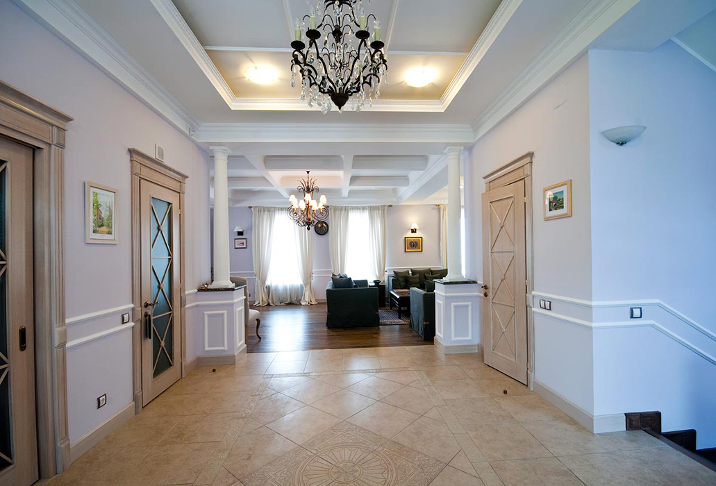 Black chandelier on the ceiling of the hall