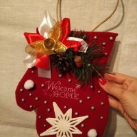 Mitt-shaped gift bag