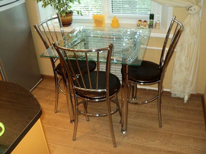 Table à manger avec plateau en verre