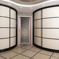 Dua kabinet radius dengan pintu gelangsar