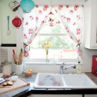 Double sink di hadapan tetingkap dapur