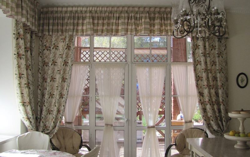 Fine-patterned curtains on the kitchen-dinning window