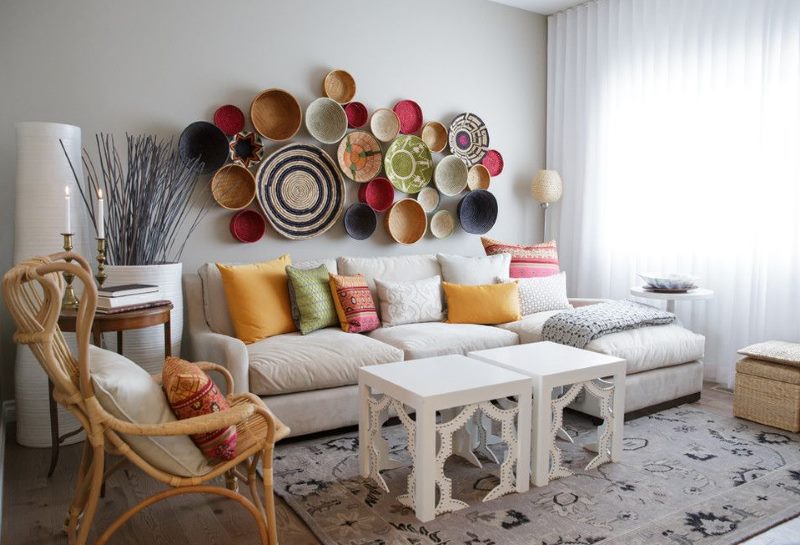 Decorating the wall above the sofa with plates