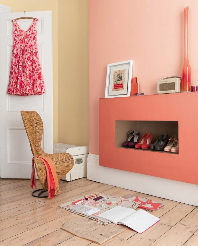 Pink color in the interior of the living room