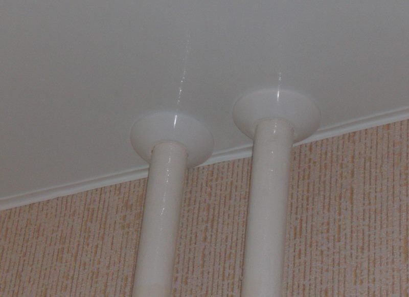 White decorative rings on heating pipes