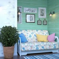 Sofa kecil dengan upholsteri berwarna-warni