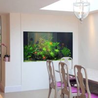 White walls in the dining area of ​​the kitchen