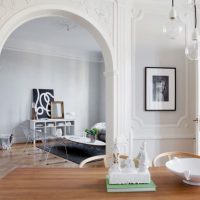 Arch with polyurethane stucco molding in the interior of a private house