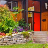 Retaining wall in front of the front door