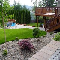 Gravel flowerbed on the slope of the plot