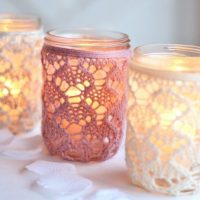 Decor of cans with knitted napkins