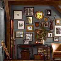 Decor paintings and photographs of a wooden wall