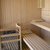 Sauna elektrik di bilik stim mandi bingkai