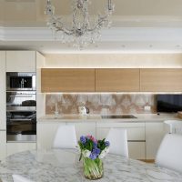 Ceiling with polyurethane skirtings in the kitchen of a city apartment