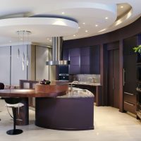 Layered ceiling in the design of the kitchen