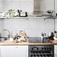 Small-tiled kitchen apron