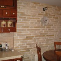 Clock in the form of a plate on the wall of the kitchen