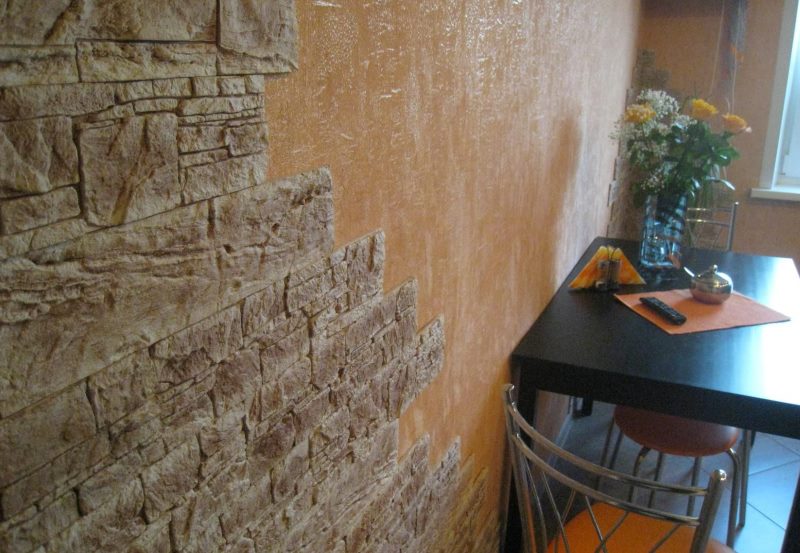 Tiles of taupe decorative stone on the wall of the dining area