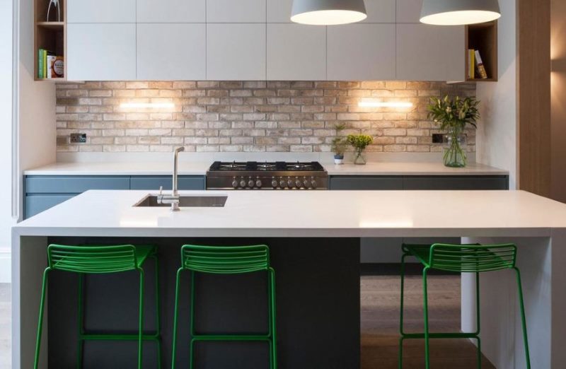 Minimalist brick apron in the kitchen