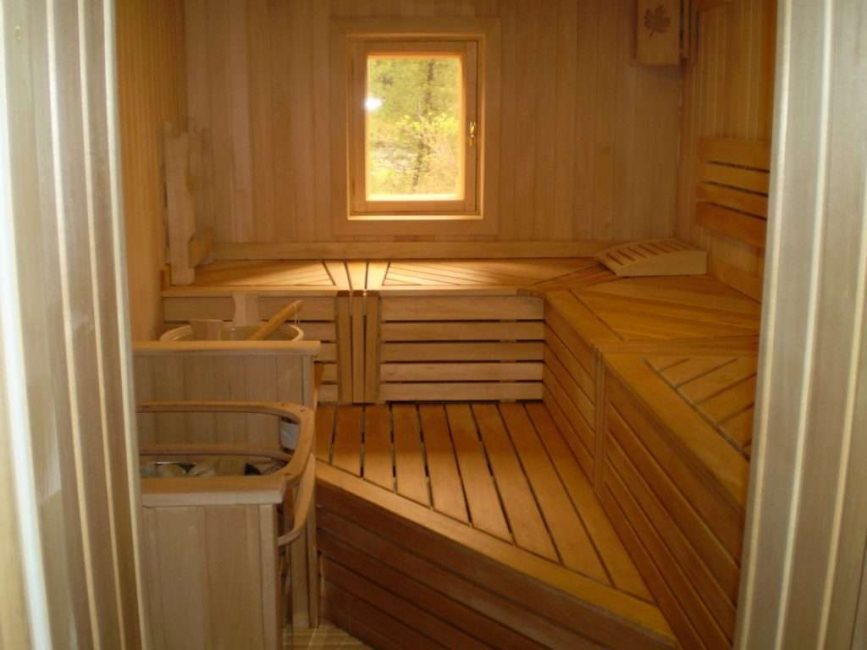 Arrangement of a steam room with a window inside