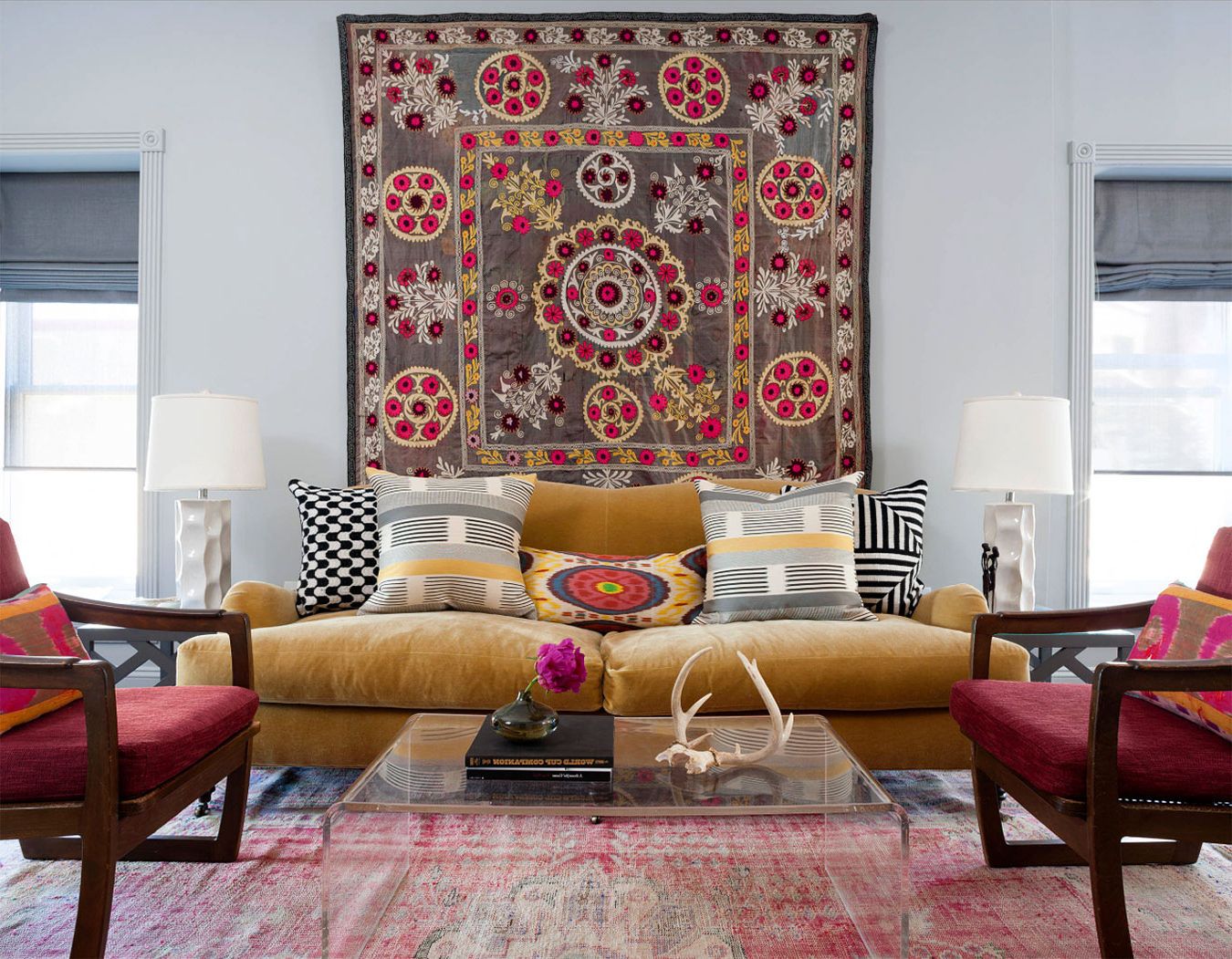 Wall-mounted carpet in the interior of the living room