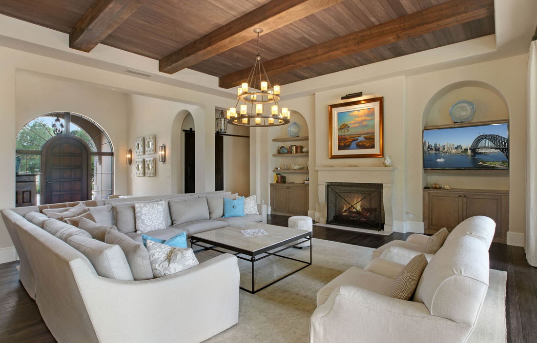 Niches with arches in the interior of the living room