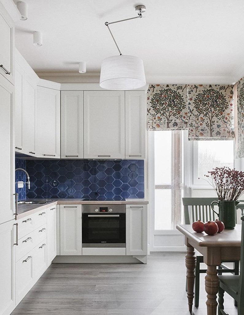 Smooth white ceiling in the interior of the kitchen