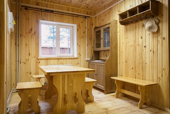 Arrangement of a relaxation room in a wooden bath