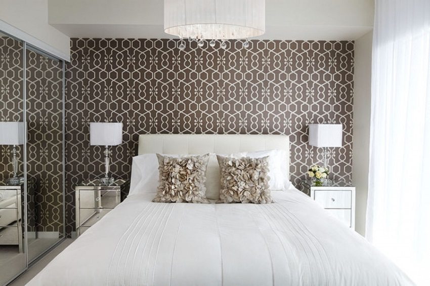 The combination of wallpaper pattern with pillow covers