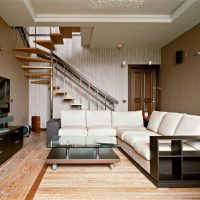 Sudut sofa dengan bantal putih