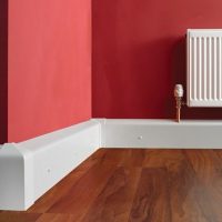 White box for pipes instead of floor skirting