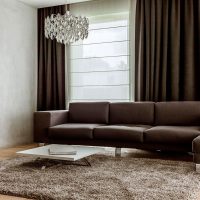 Sofa coklat dengan upholsteri kulit palsu