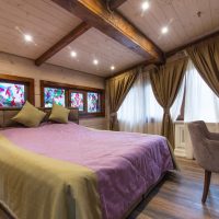 The combination of purple and brown colors in the interior of the bedroom