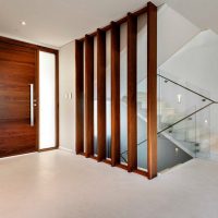 Glass railing on the interfloor staircase