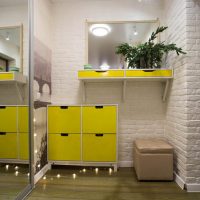 shades of yellow in the interior of the hallway