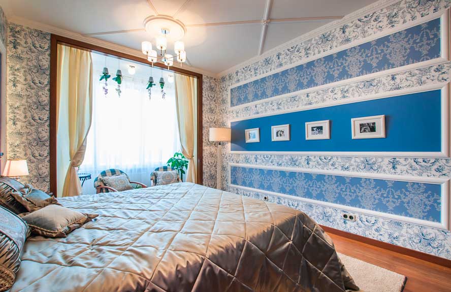 An example of a horizontal combination of wallpaper in the bedroom