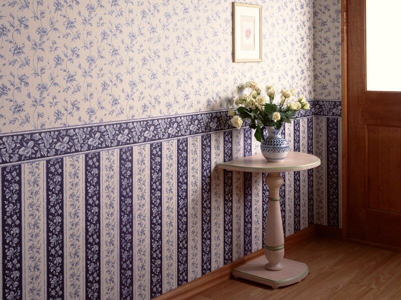 Paper wallpaper with a border on the wall of the hallway