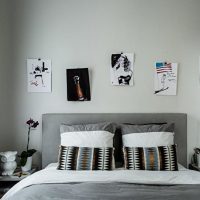 Décoration par des dessins du mur au-dessus du lit