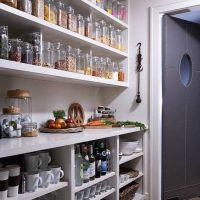 Tablettes ouvertes dans le garde-manger de la cuisine